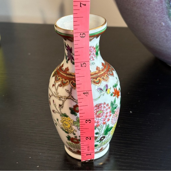 Beautiful 6” Vintage Chinese Porcelain Vase with Butterflies & Flowers - Picture 5 of 5